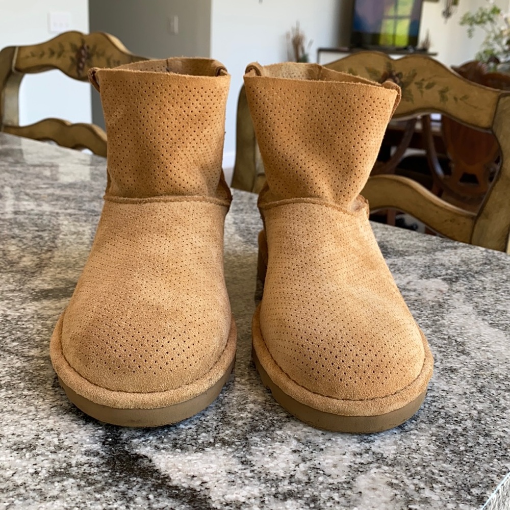 Size 10 all seasons UGG boots!